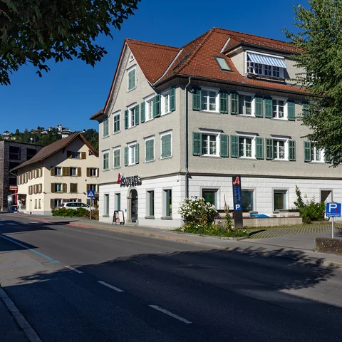 Das Gebäude der Heilquell Apotheke in Schwarzach, Vorarlberg